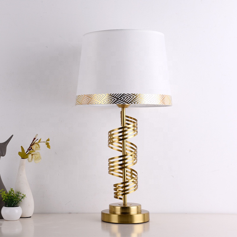 Geometric Lamp Shade - Настольная лампа в европейском стиле с